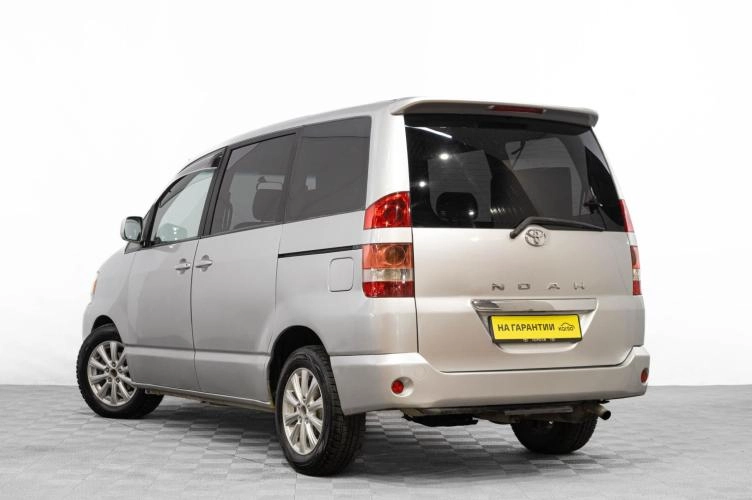 Toyota Noah 6 из 6