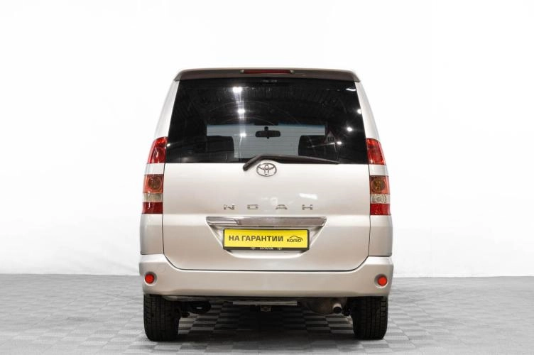 Toyota Noah 5 из 6