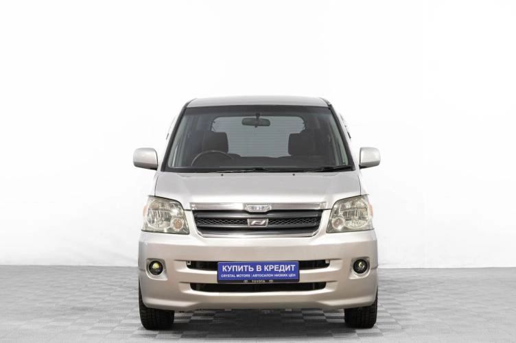 Toyota Noah 2 из 6