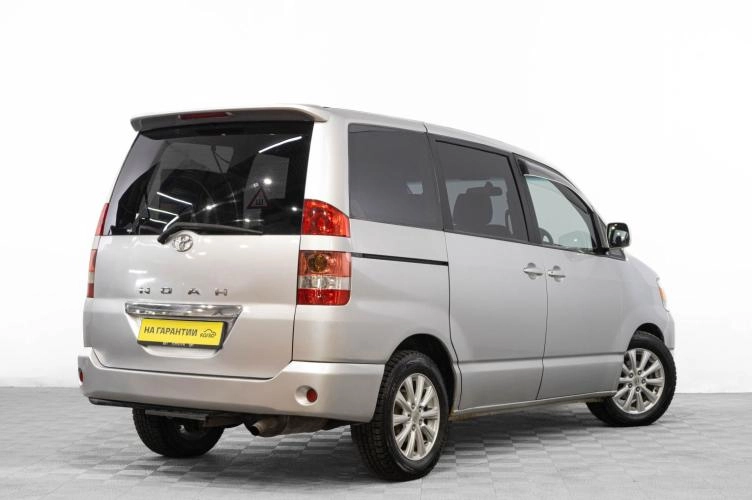 Toyota Noah 4 из 6