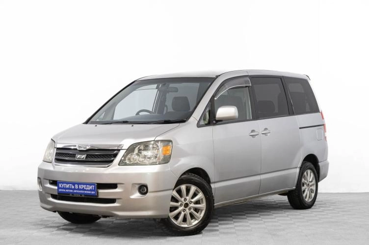 Toyota Noah 3 из 6