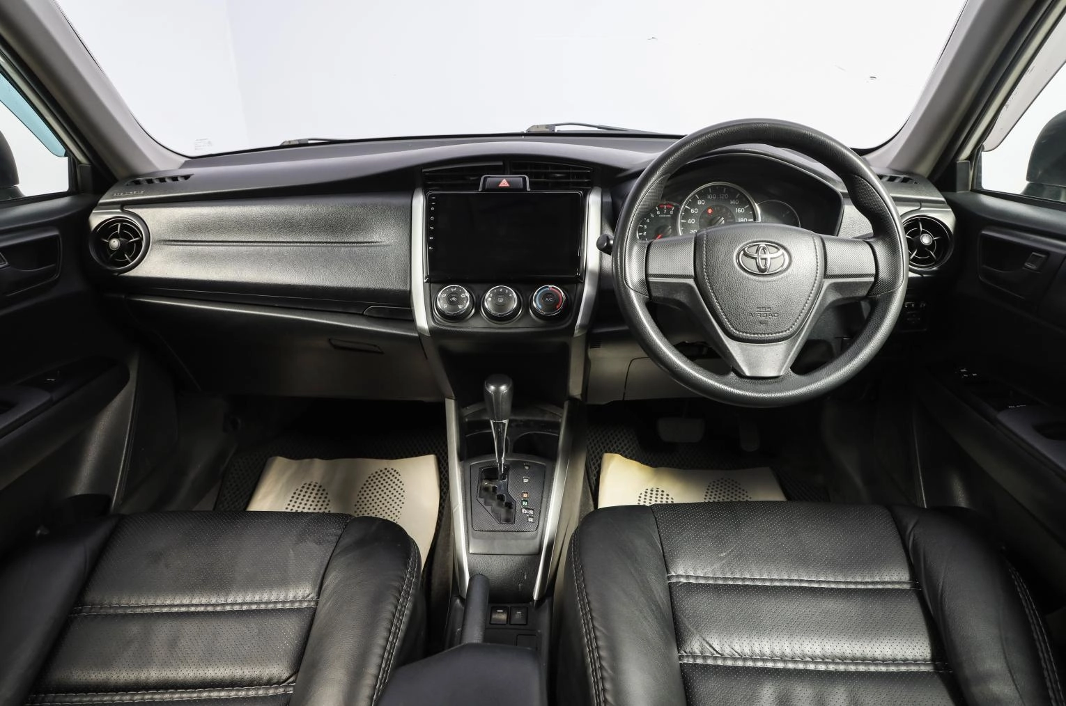 Toyota Corolla Fielder 8 из 16