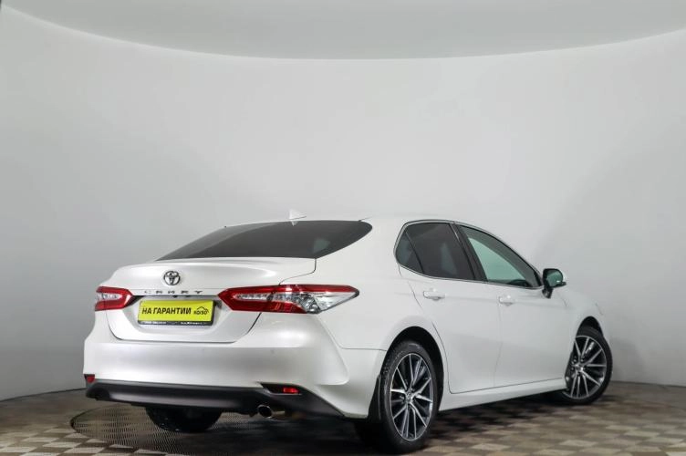 Toyota Camry 4 из 6