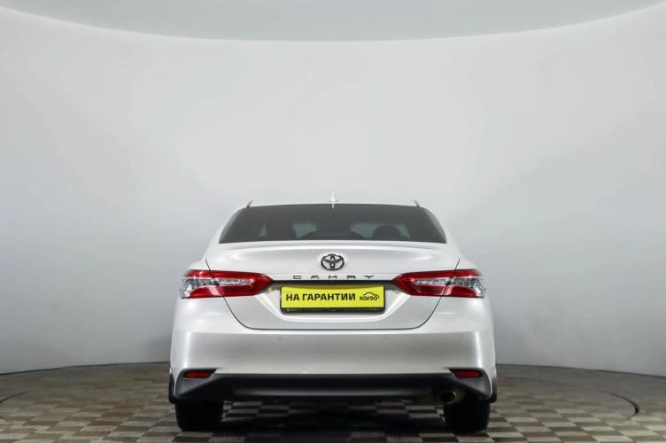 Toyota Camry 5 из 6