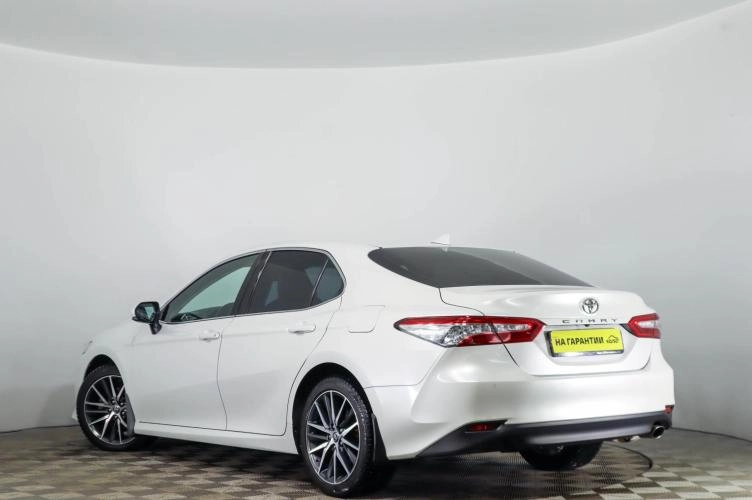 Toyota Camry 6 из 6