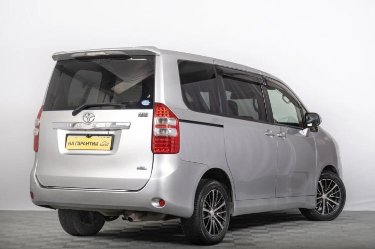 Toyota Noah 6 из 6