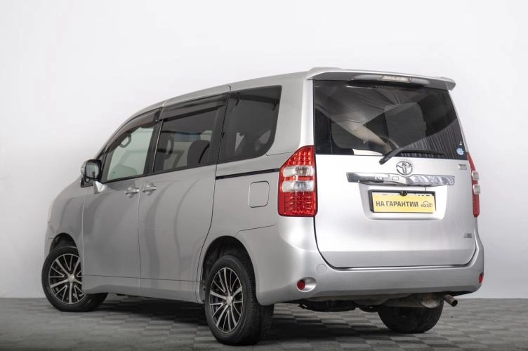 Toyota Noah 5 из 6
