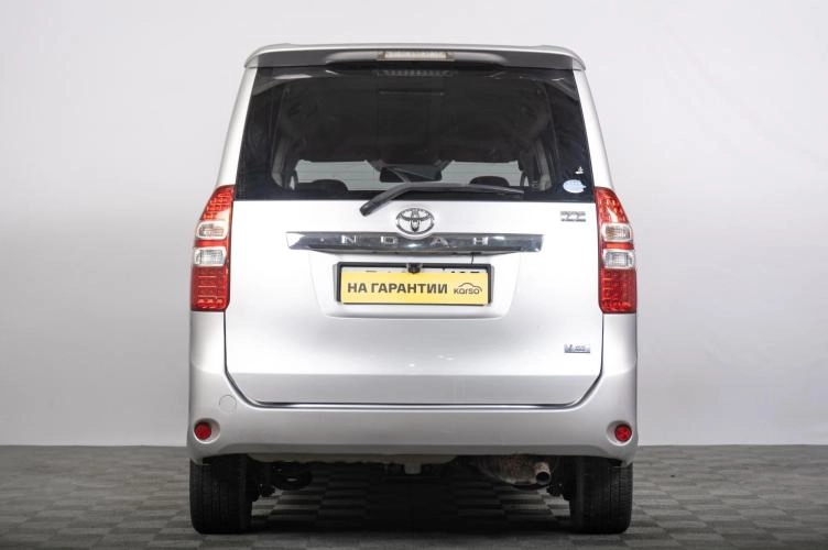 Toyota Noah 4 из 6