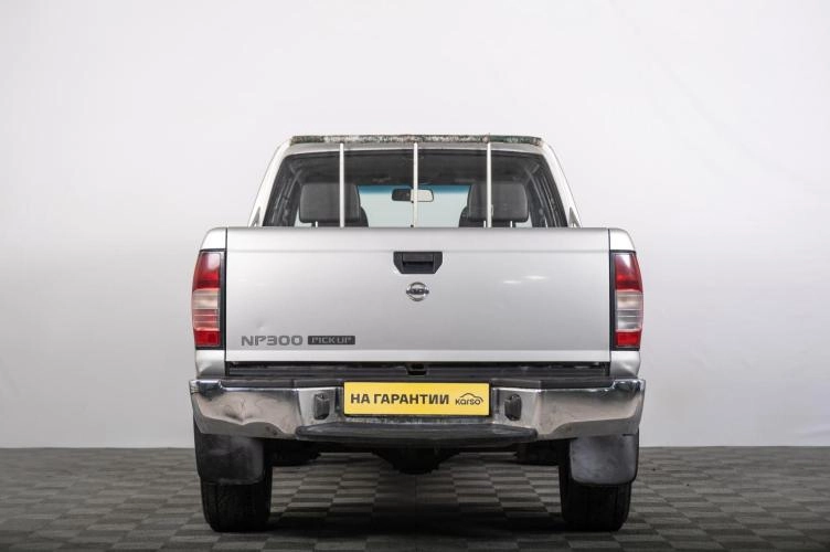 Nissan NP300 4 из 6