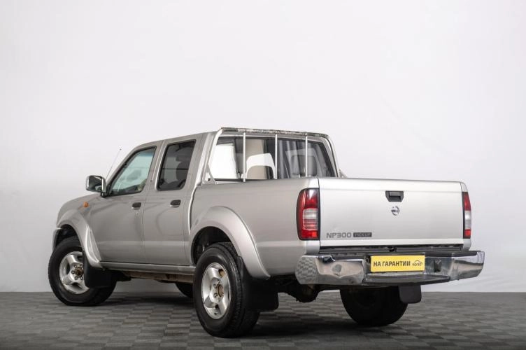 Nissan NP300 5 из 6