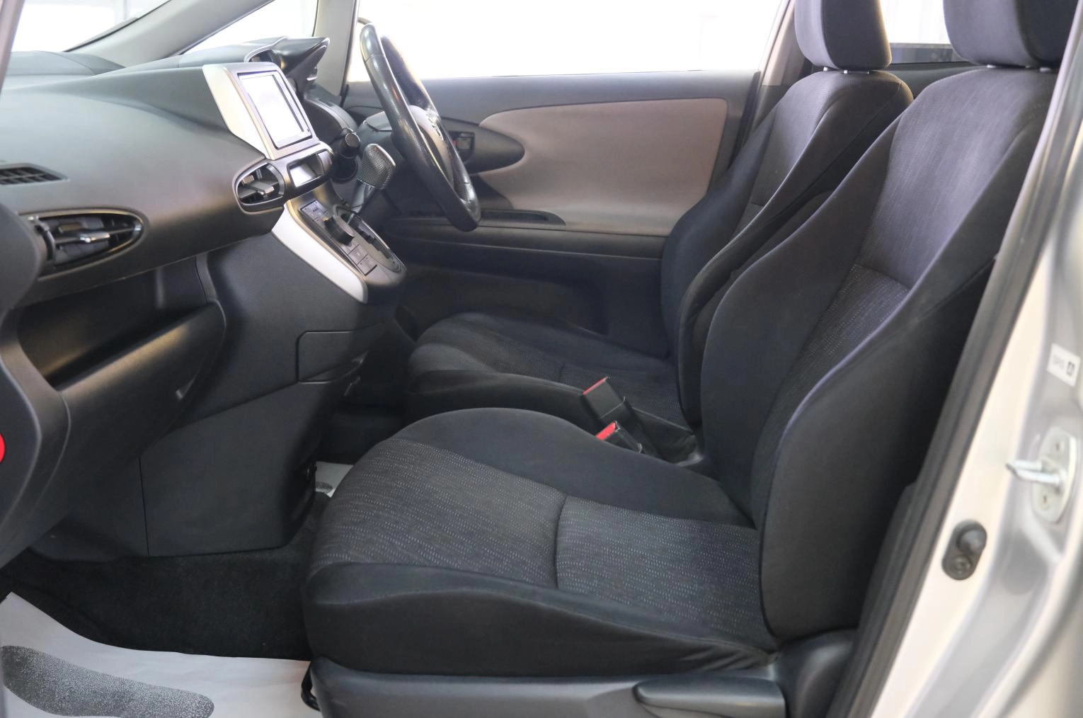 Toyota Wish 16 из 19