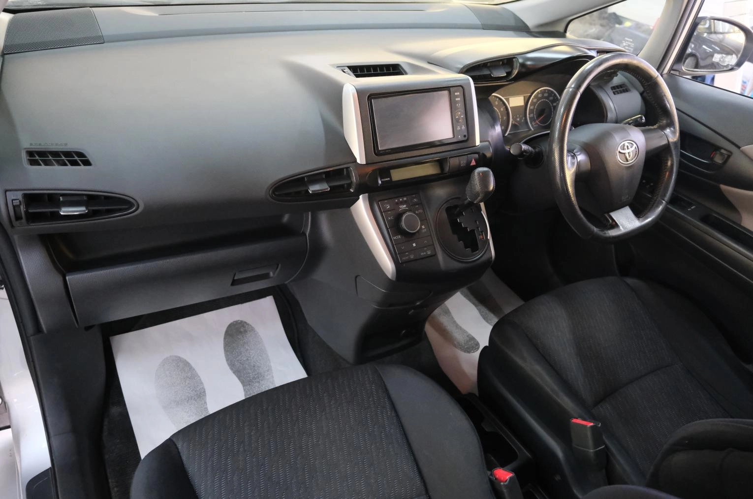 Toyota Wish 15 из 19