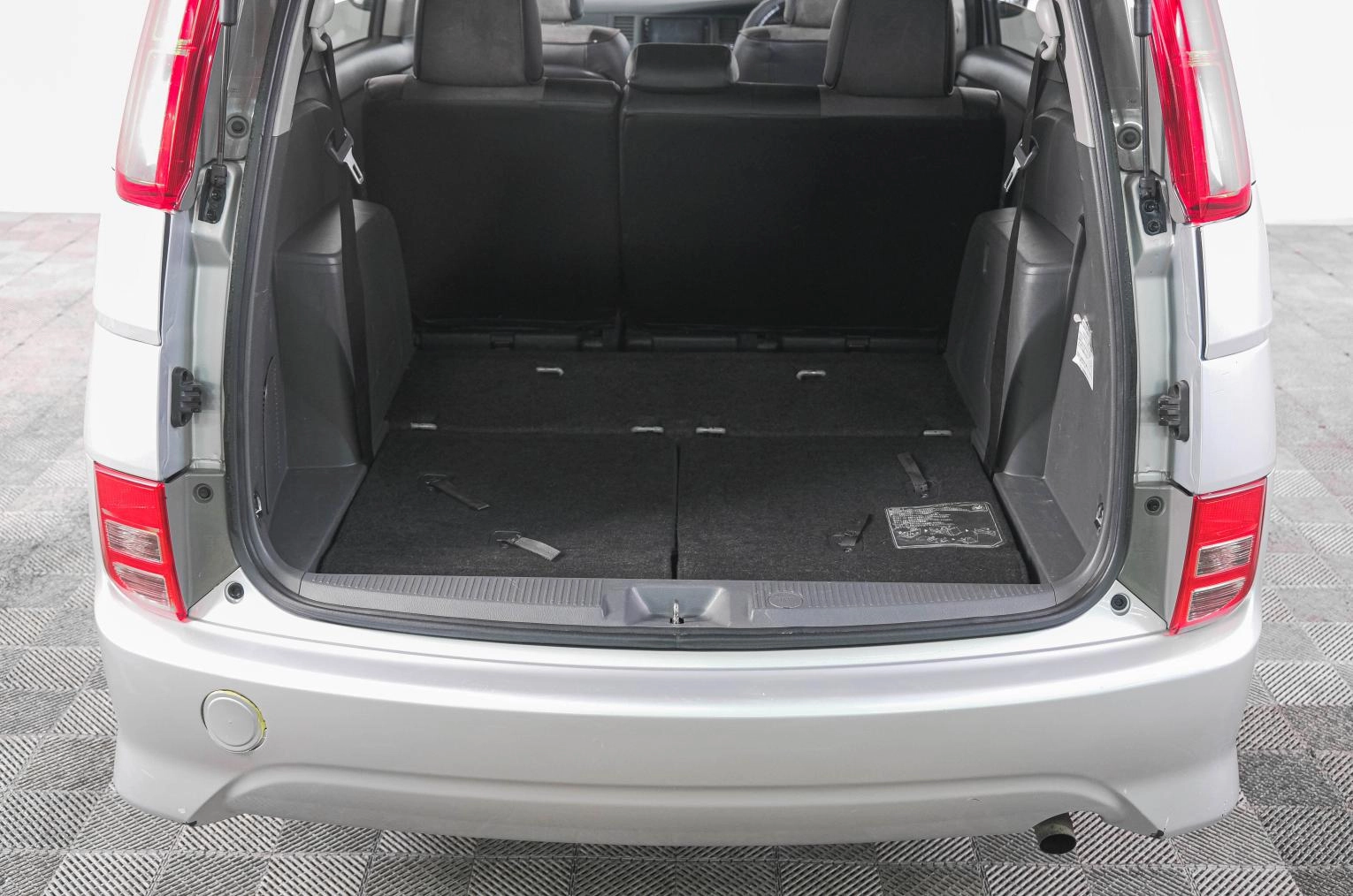 Toyota Isis 7 из 21