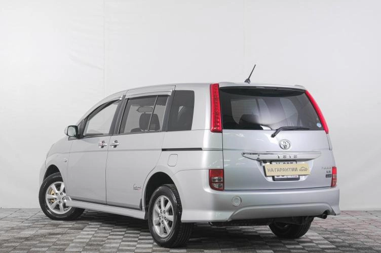 Toyota Isis 4 из 6