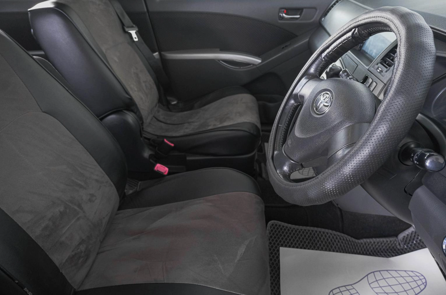 Toyota Isis 11 из 21