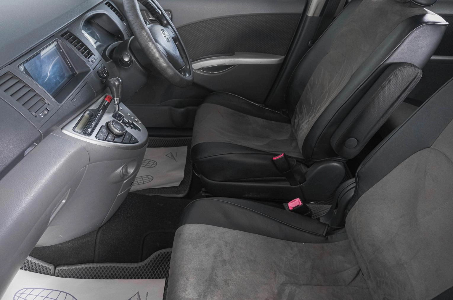Toyota Isis 8 из 21