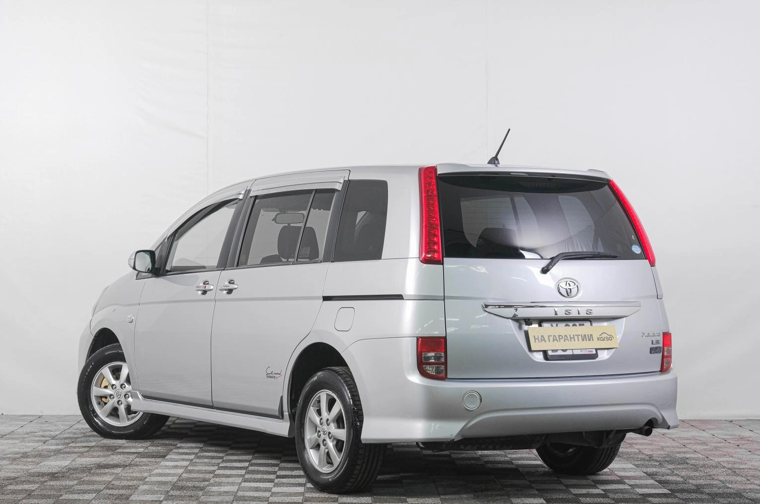 Toyota Isis 4 из 21