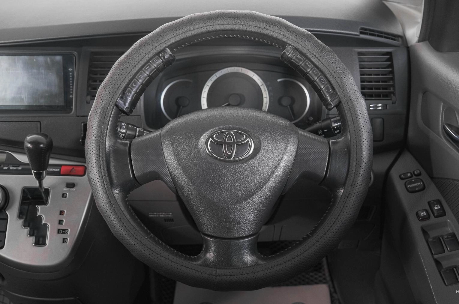 Toyota Isis 15 из 21
