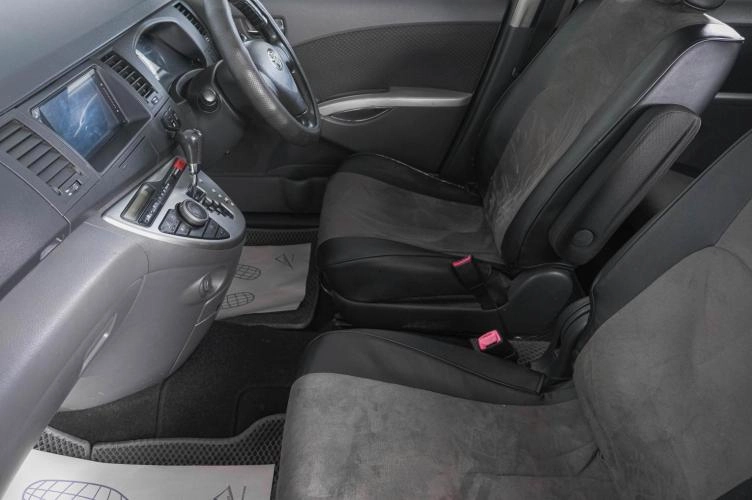 Toyota Isis 8 из 21