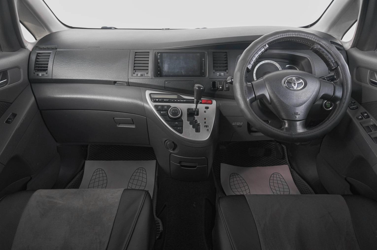 Toyota Isis 13 из 21