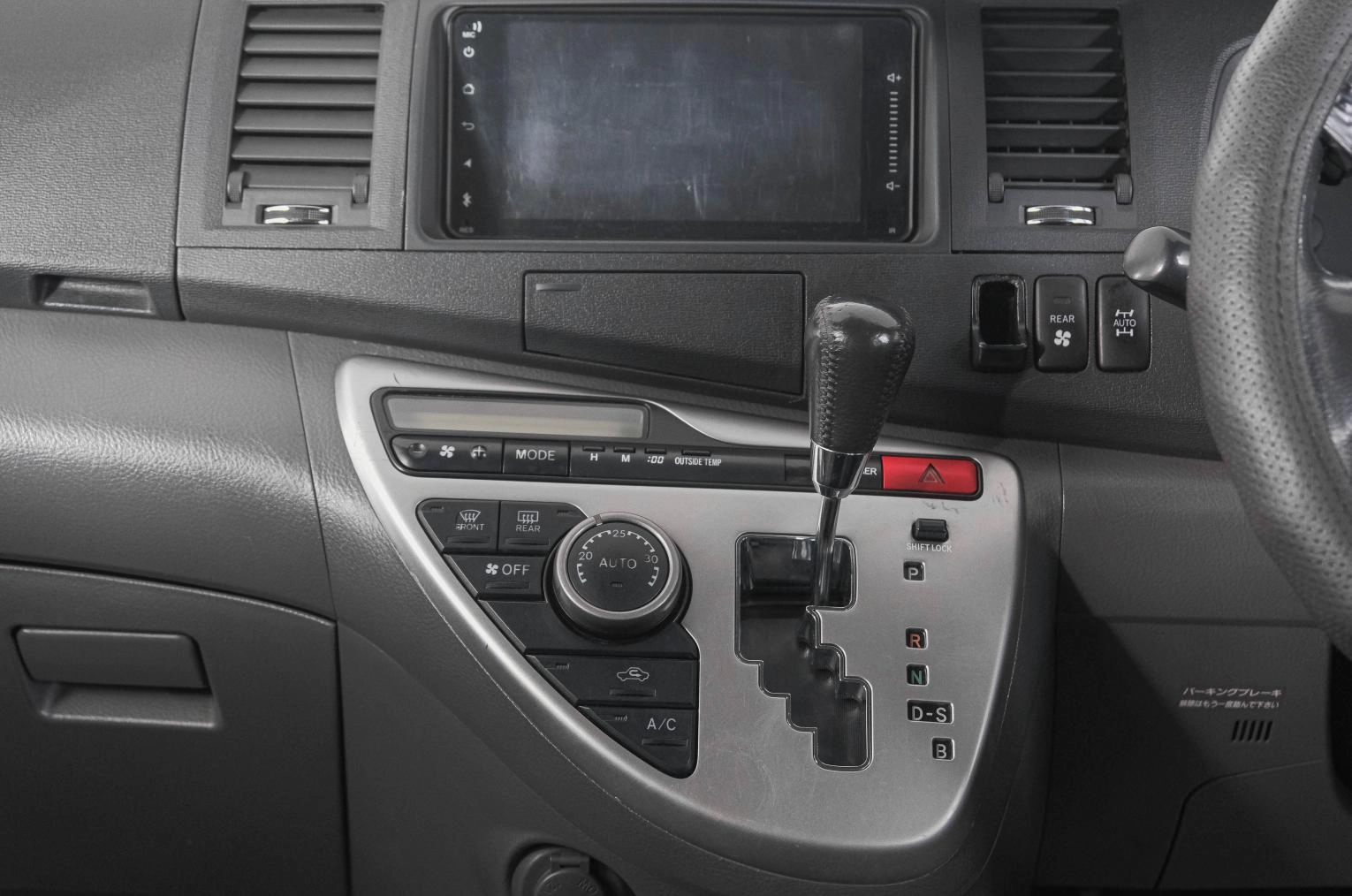 Toyota Isis 16 из 21