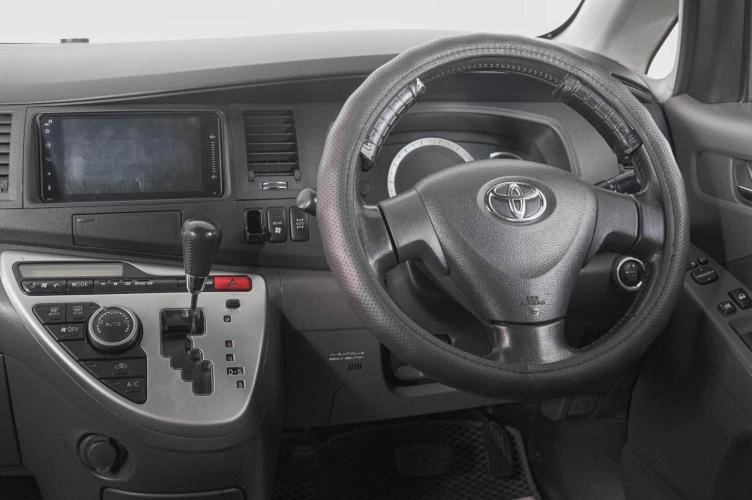 Toyota Isis 14 из 21