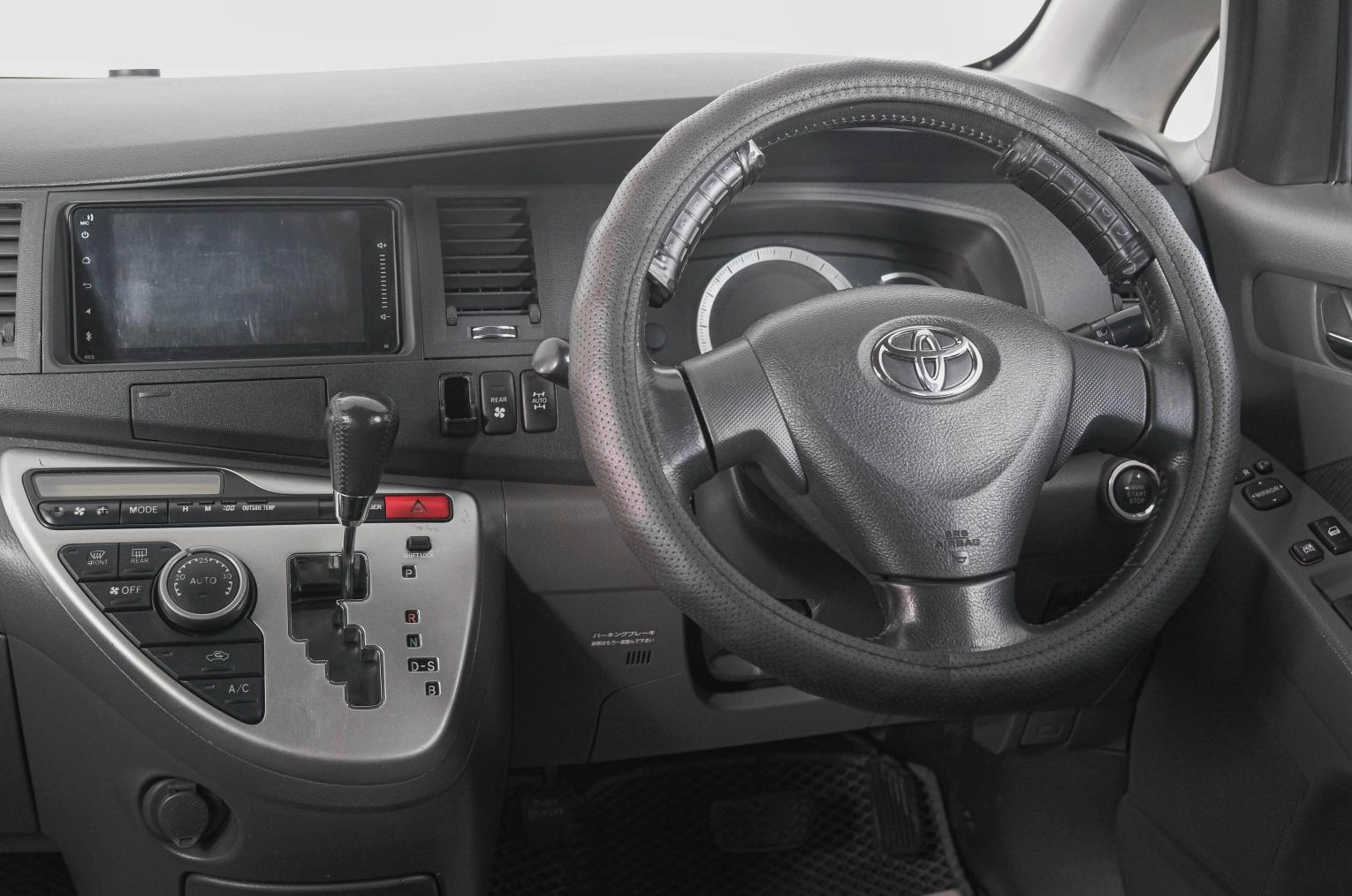 Toyota Isis 14 из 21