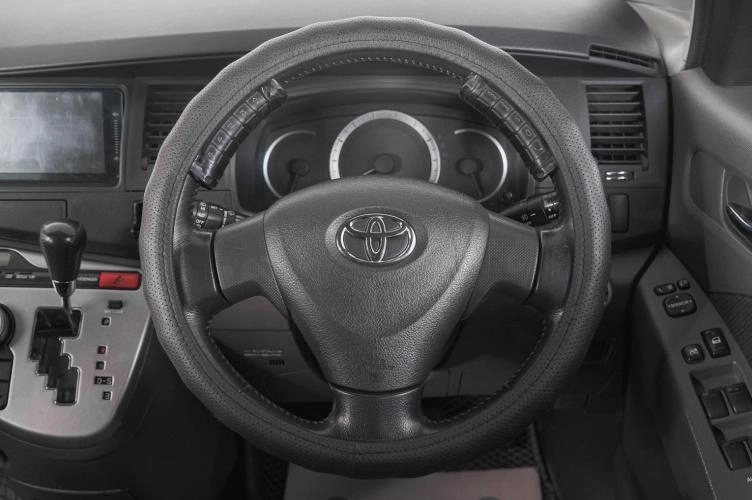 Toyota Isis 15 из 21
