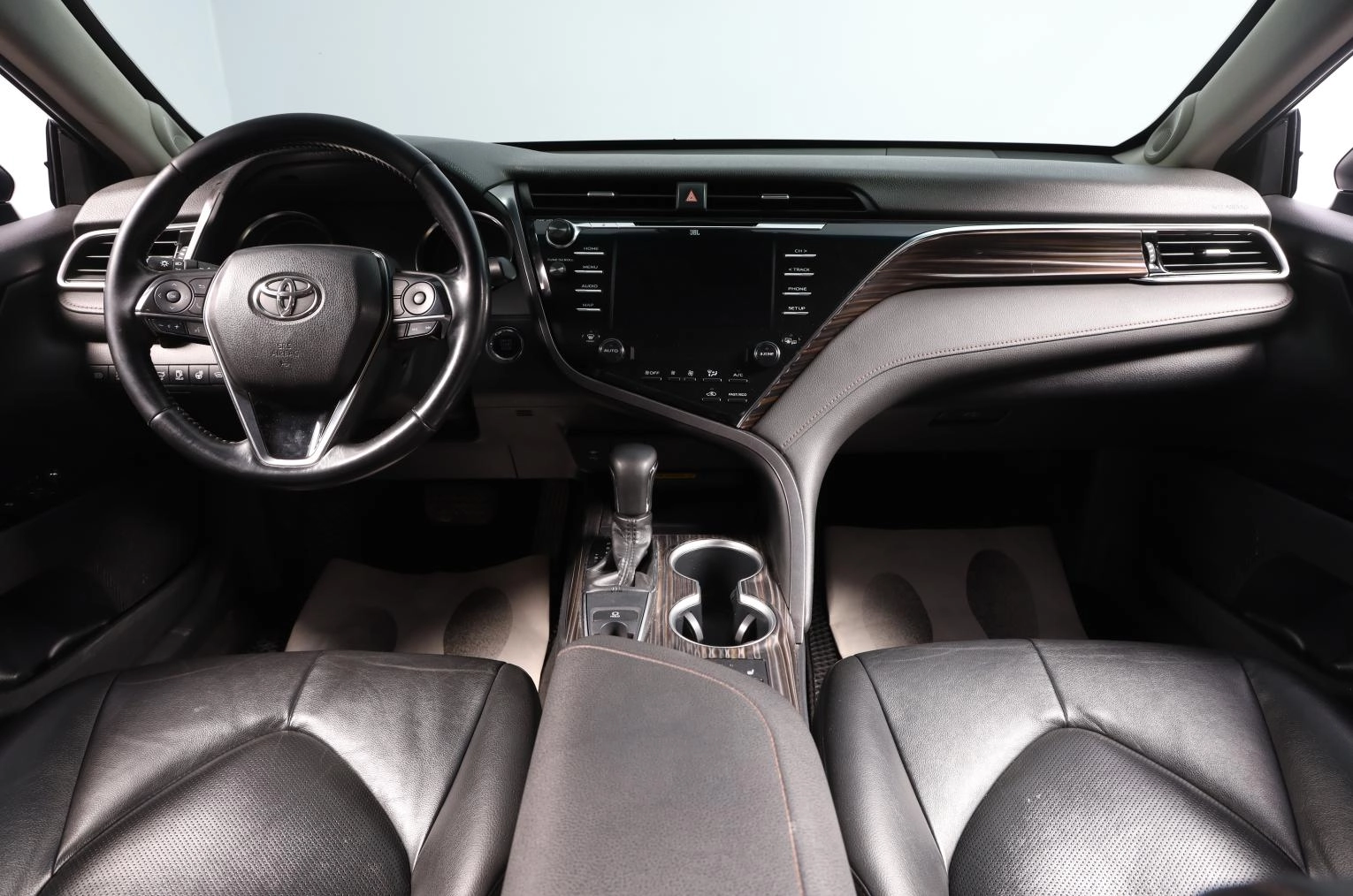 Toyota Camry 8 из 18