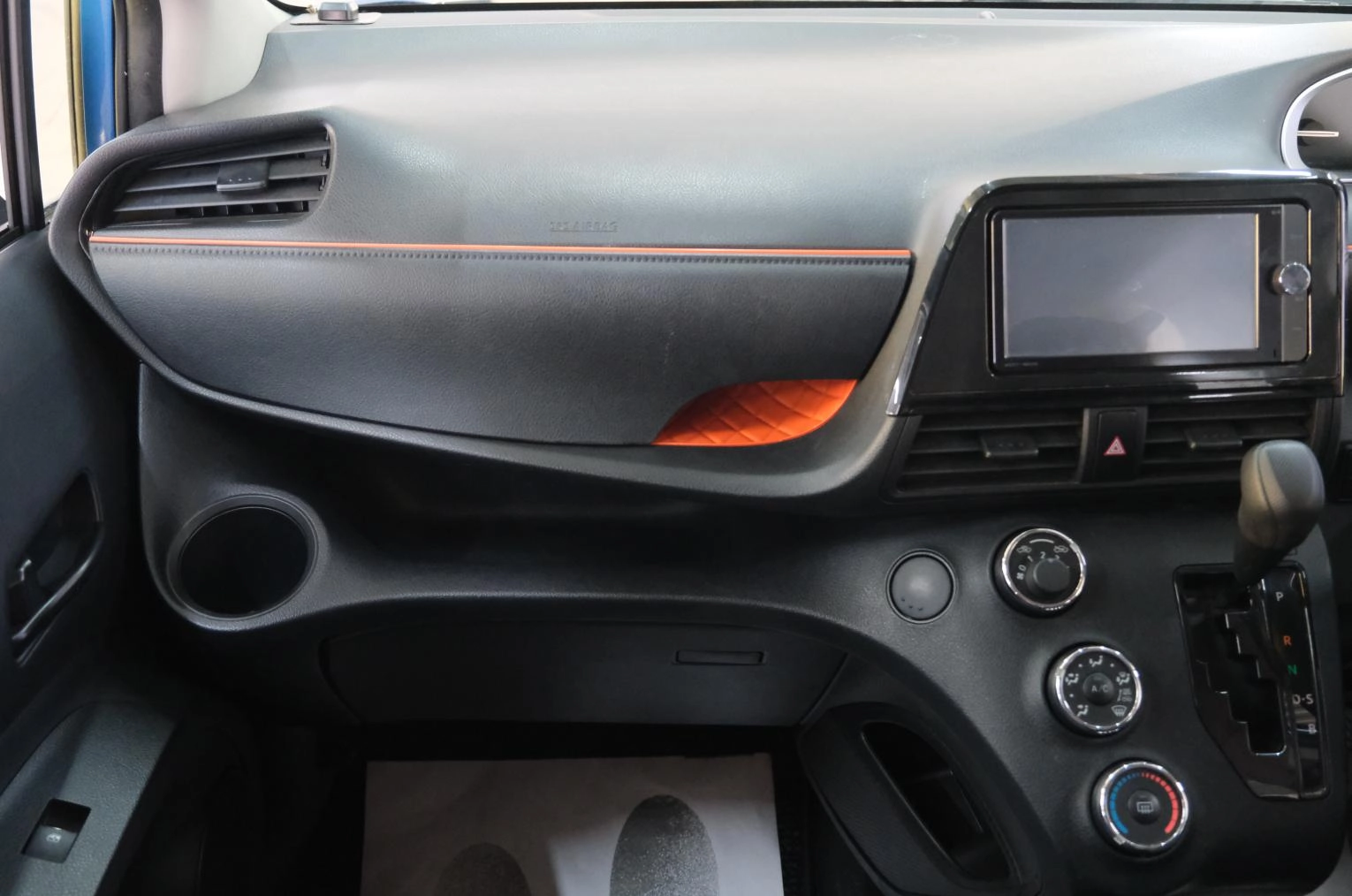 Toyota Sienta 16 из 21