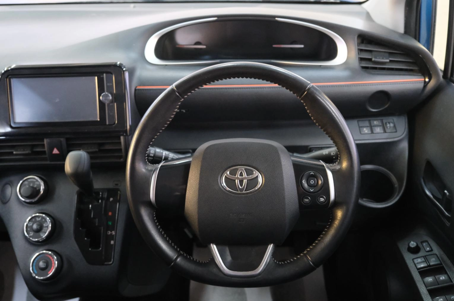 Toyota Sienta 11 из 21