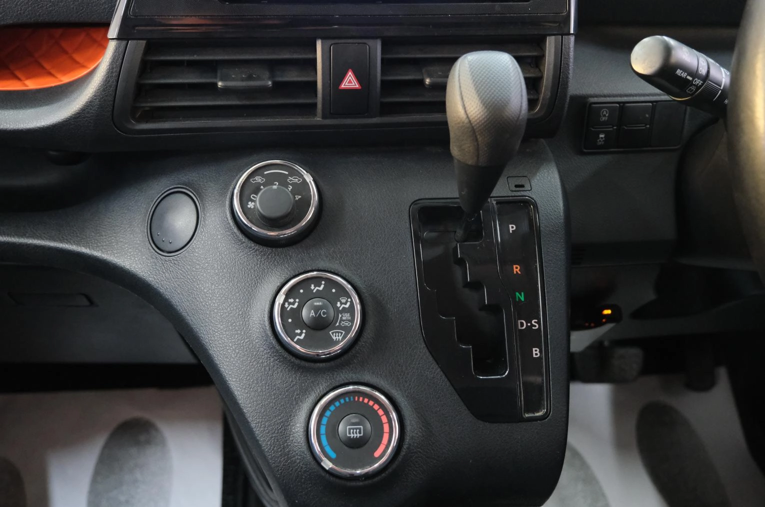 Toyota Sienta 15 из 21