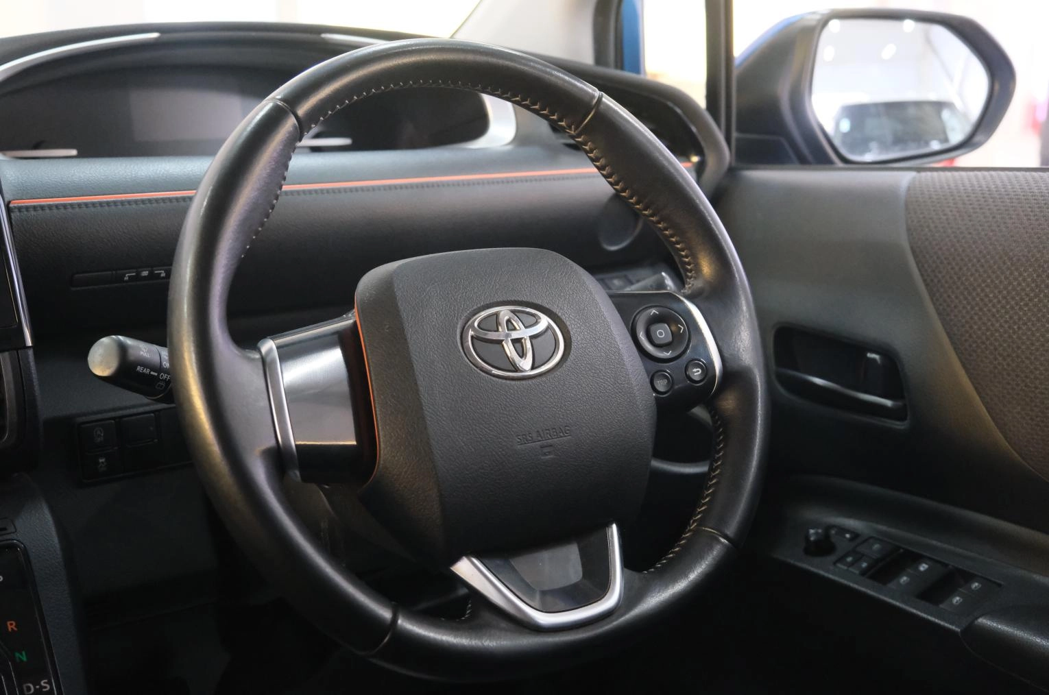 Toyota Sienta 12 из 21