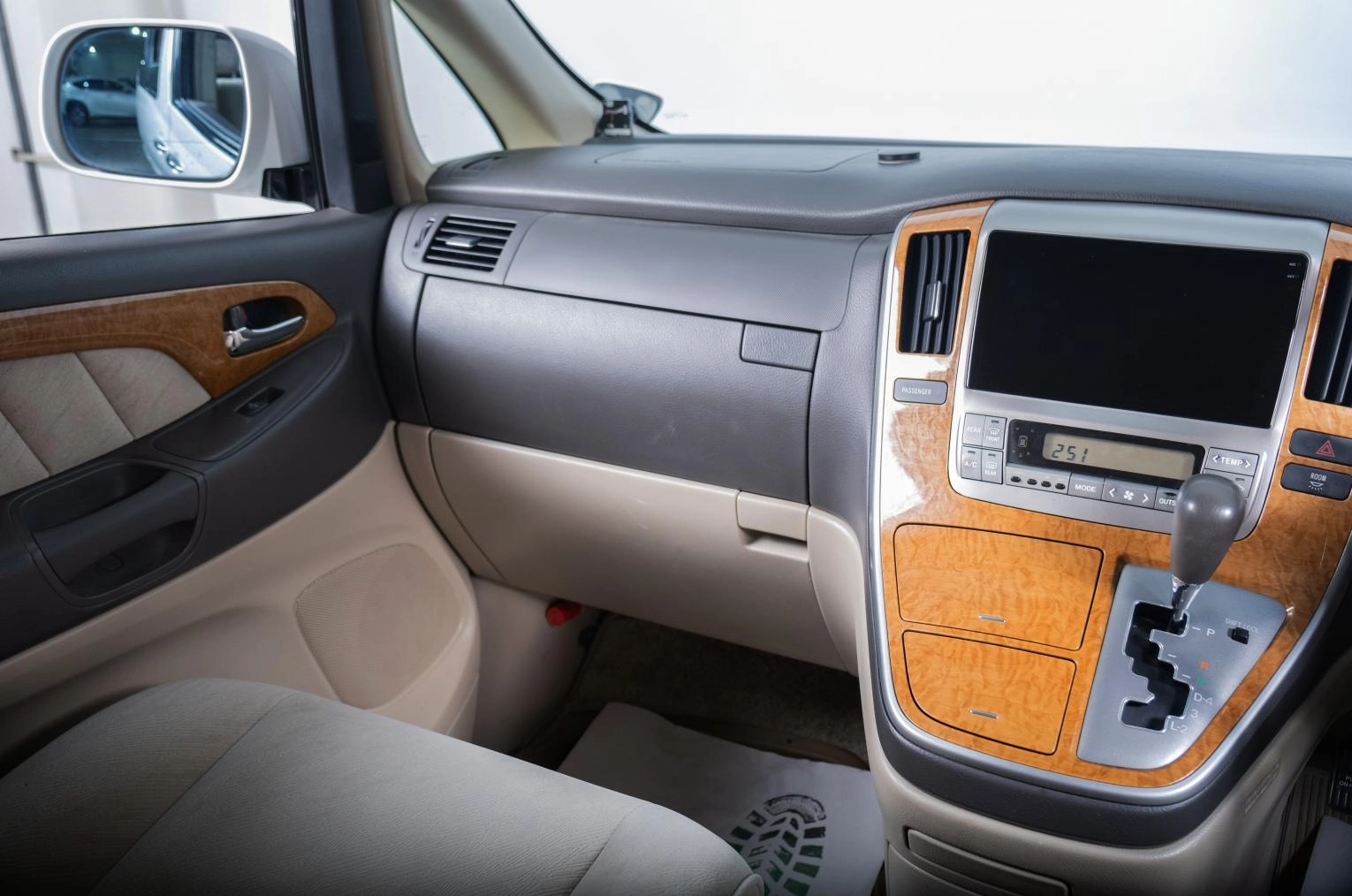 Toyota Alphard 11 из 18