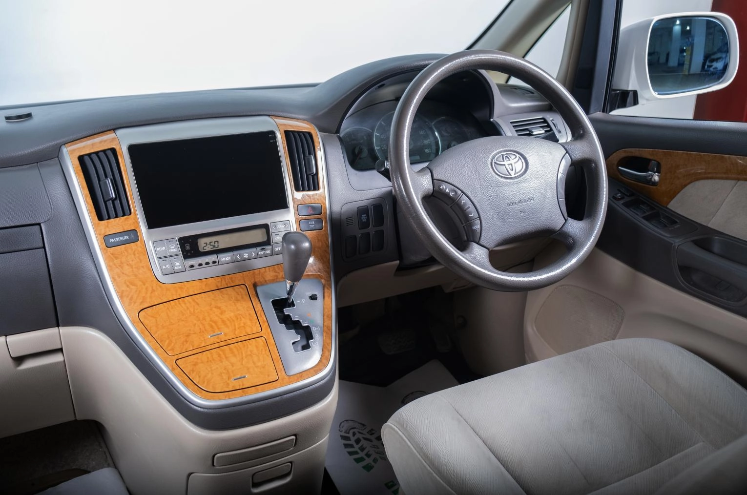 Toyota Alphard 9 из 18