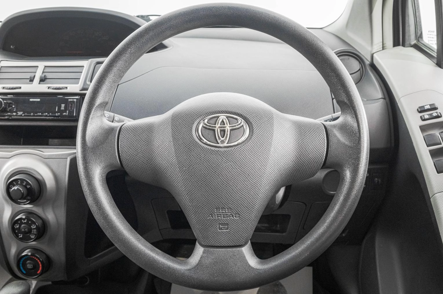 Toyota Vitz 13 из 23
