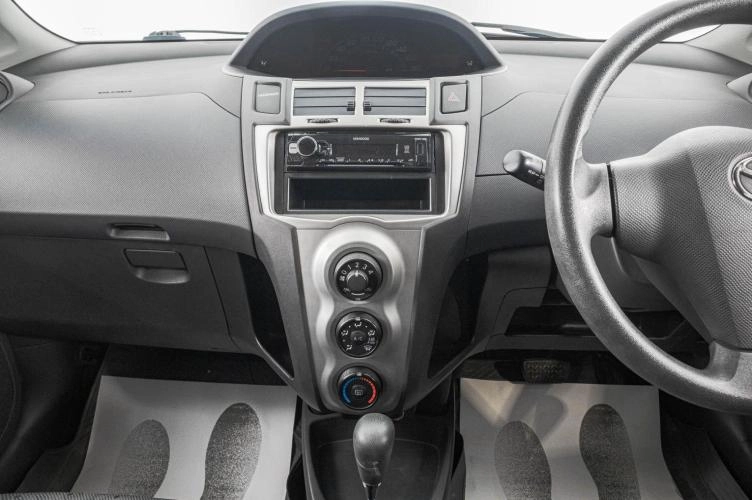 Toyota Vitz 15 из 23