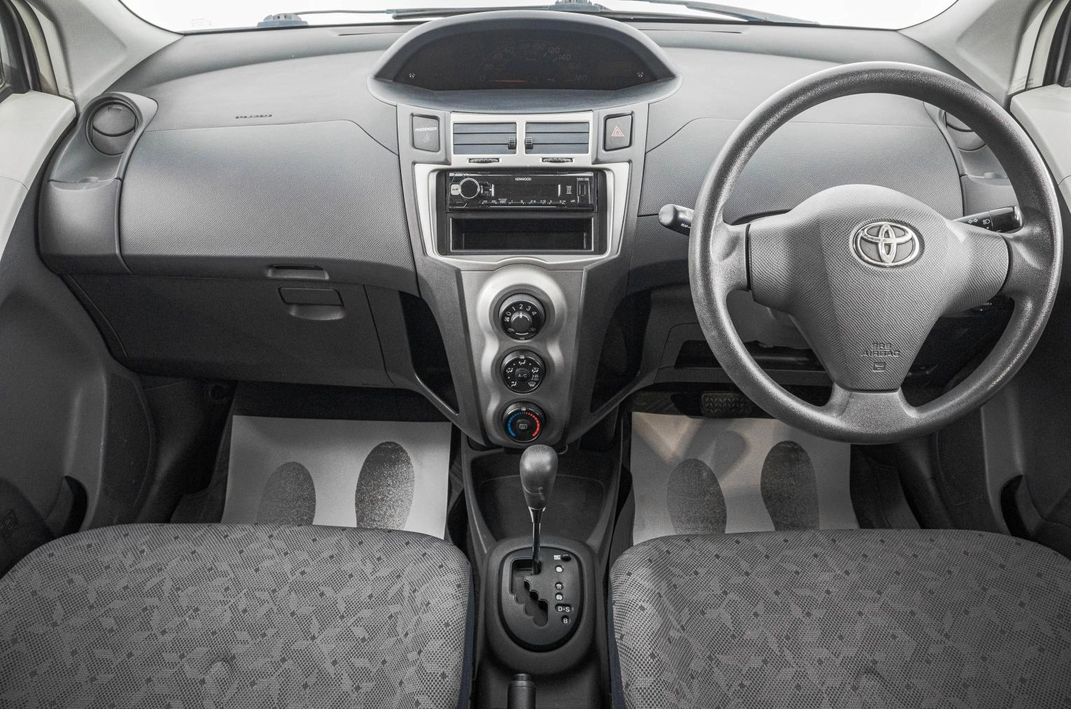 Toyota Vitz 9 из 23