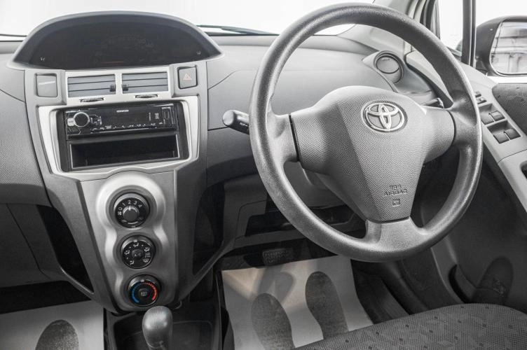 Toyota Vitz 14 из 23