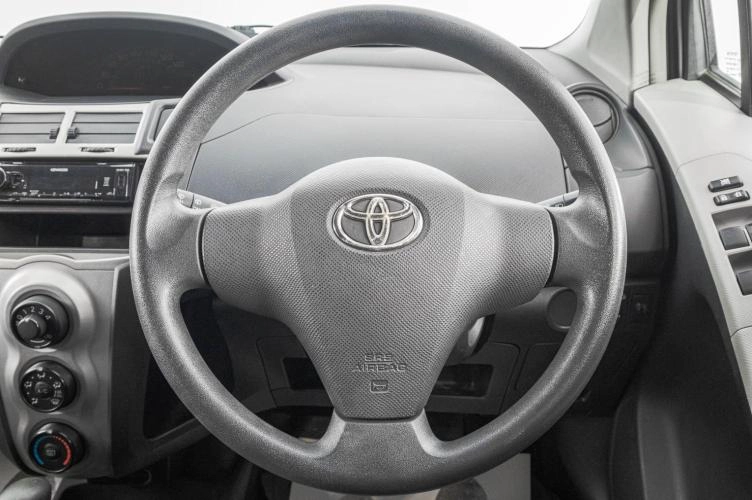 Toyota Vitz 13 из 23