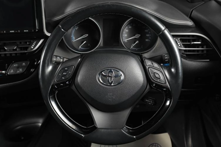Toyota C-HR 13 из 19
