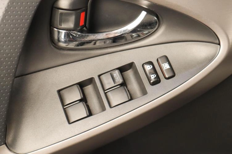 Toyota RAV4 6 из 19