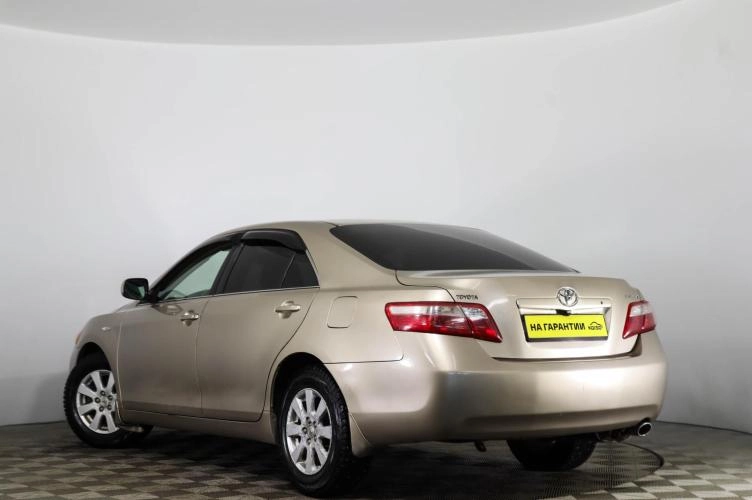 Toyota Camry 6 из 6