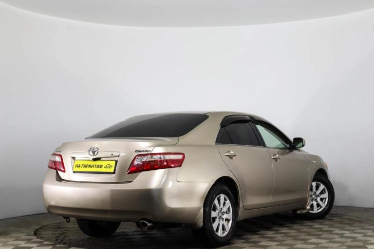 Toyota Camry 4 из 6