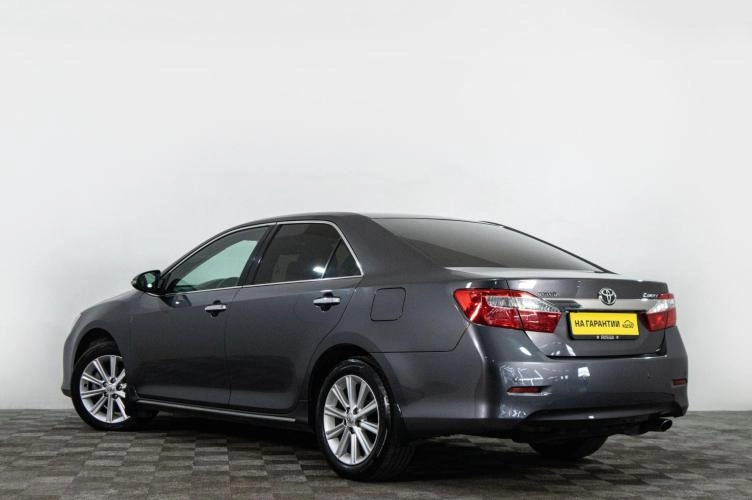 Toyota Camry 4 из 6