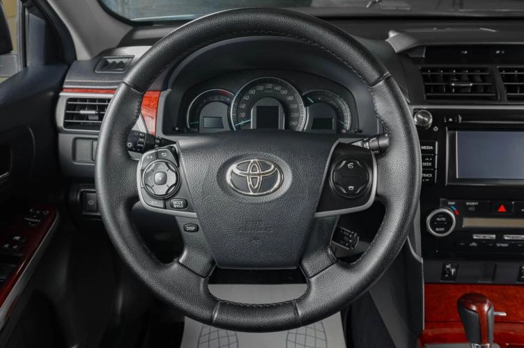Toyota Camry 13 из 21