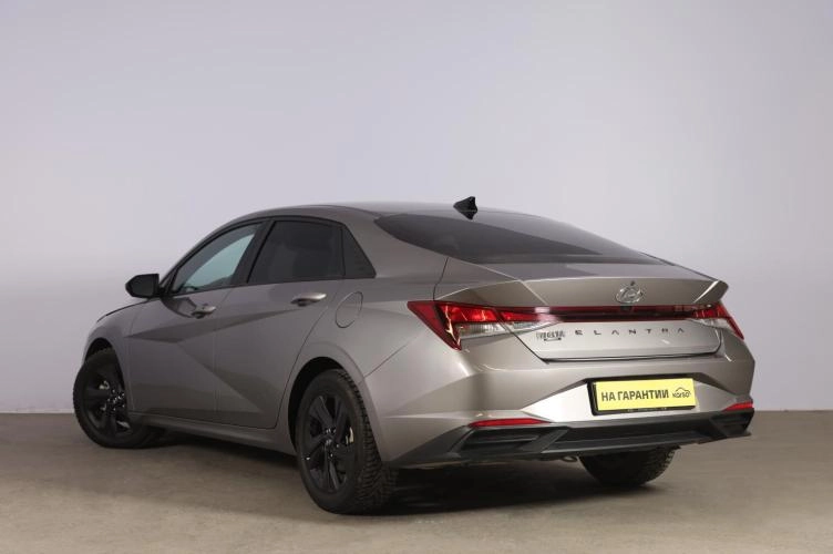 Hyundai Elantra 4 из 6