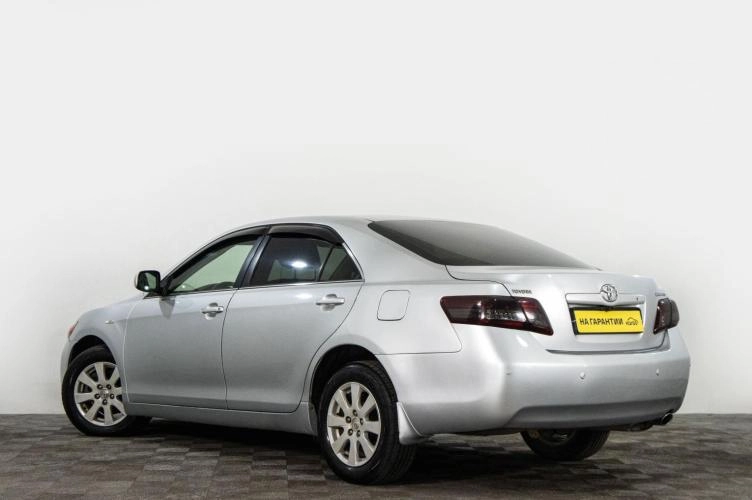 Toyota Camry 4 из 6