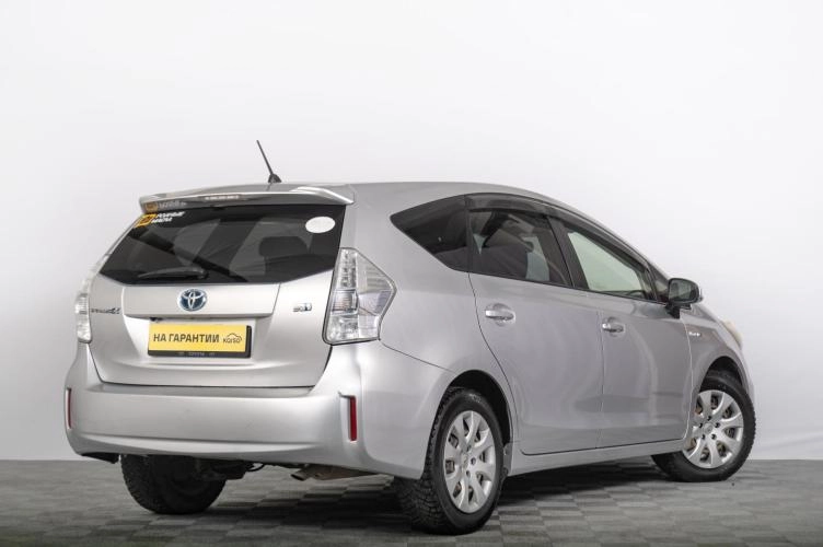 Toyota Prius Alpha 6 из 6