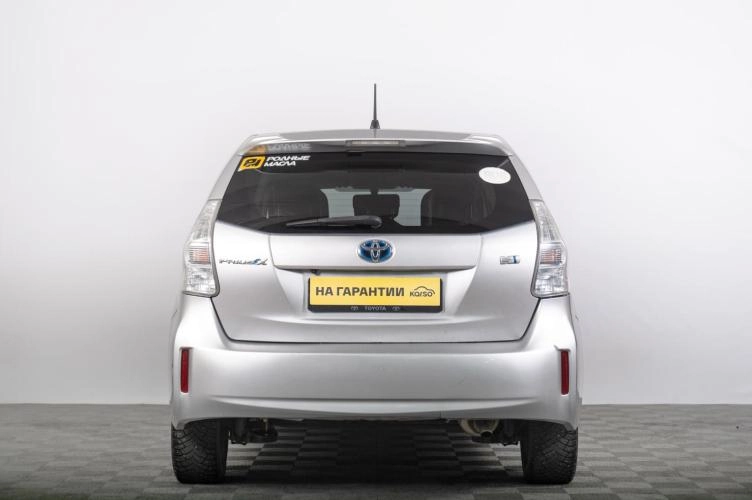 Toyota Prius Alpha 4 из 6